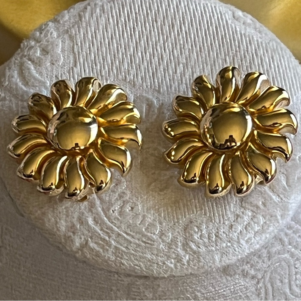 Joan Rivers ~ Flower Clip On Earrings